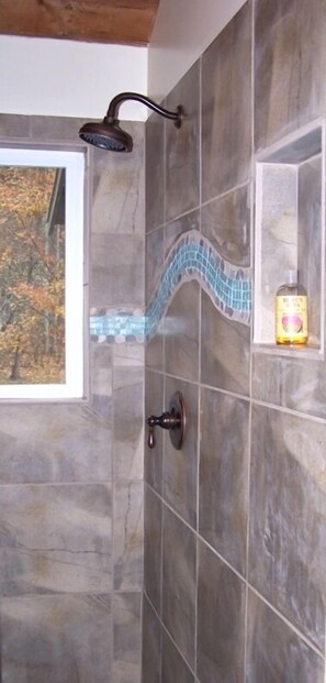 Een douche, een bubbelbad, een haardroger, handdoeken