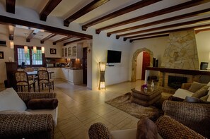 Smart-TV, Kamin, Bücher, Musikbibliothek