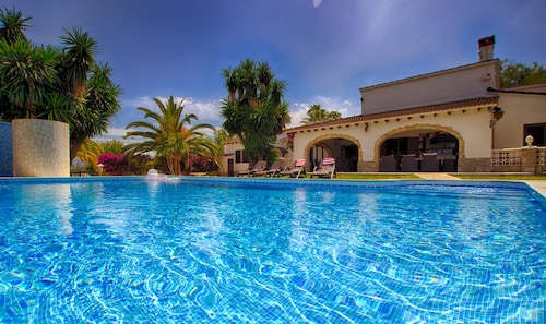 Ylellinen huvila, jossa tenniskenttä, majatalo, pr. Uima-allas, ilmasto, leikkipaikka, hyvinvointi, BBQ