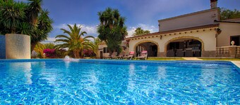 Luxus Villa mit Tennisplatz ,Gästehaus, pr.Pool, Klima, Spielplatz, Wellness,BBQ