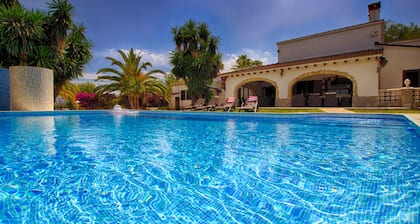 Ylellinen huvila, jossa tenniskenttä, majatalo, pr. Uima-allas, ilmasto, leikkipaikka, hyvinvointi, BBQ