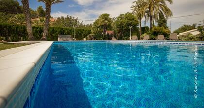 Villa de luxe avec court de tennis, maison d'hĂŽtes, pr. Piscine, climat, aire de jeux, bien-ĂȘtre, barbecue