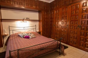 6 bedrooms, desk, iron/ironing board, WiFi