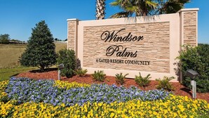 Segnaletica per Windsor Palms, una comunità turistica recintata.
