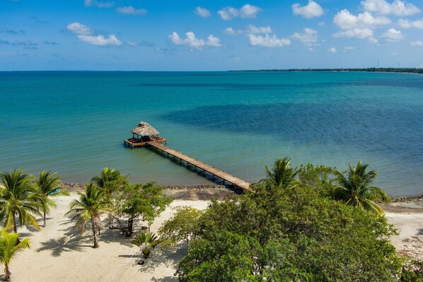 Sur la plage, chaise longue, serviettes de plage