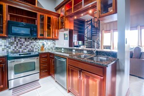 Réfrigérateur, four à micro-ondes, un four, surface de cuisson