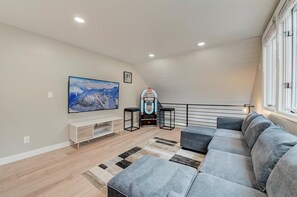 Smart-TV, Kamin, Stereoanlage