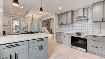 Geladeira, micro-ondas, fogão, cooktop