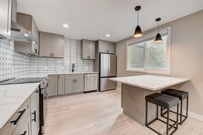 Kjøleskap, mikrobølgeovn, ovn og kokeplater