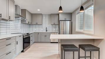 Geladeira, micro-ondas, fogão, cooktop