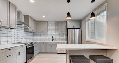 ACROSS FROM SILVER STAR LIFT REMODELED NEW JACUZZI 1 GB WIFI SLPS 10 KING BEDS!