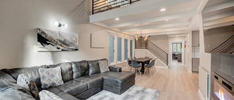 TV connectée, cheminée, chaîne hi-fi