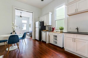 Fridge, microwave, oven, stovetop - 20% OFF Monthly | 10% OFF Weekly-Private 2BR in Uptown by Hosteeva (New Orleans)