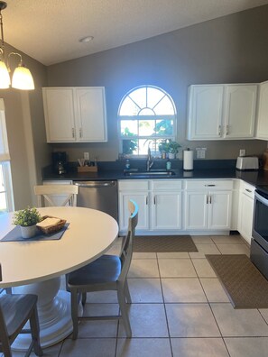Fridge, microwave, oven, stovetop - Disney Family Retreat With Pool (Kissimmee)