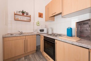 Kühlschrank, Mikrowelle, Ofen, Geschirrspüler