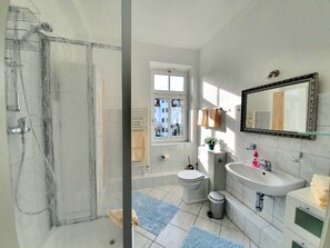Dusche, Haartrockner, Handtücher