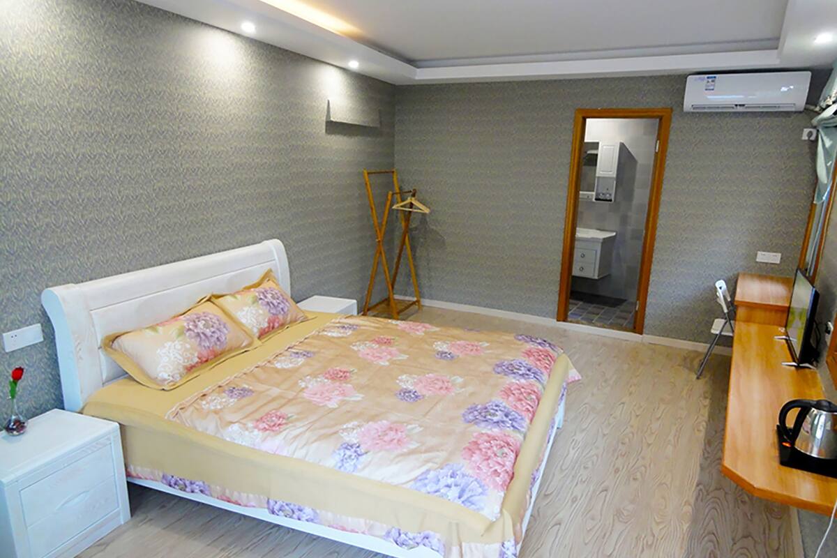 Premium bedding, minibar, desk, soundproofing