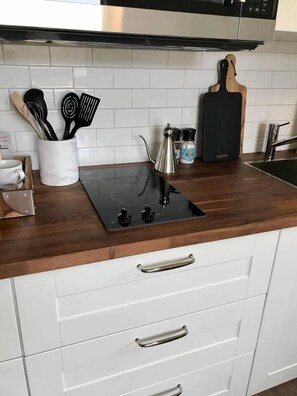 Réfrigérateur, micro-ondes, plaque de cuisson, cafetiÚre/bouilloire