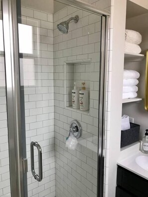 Dusche, Haartrockner, Handtücher