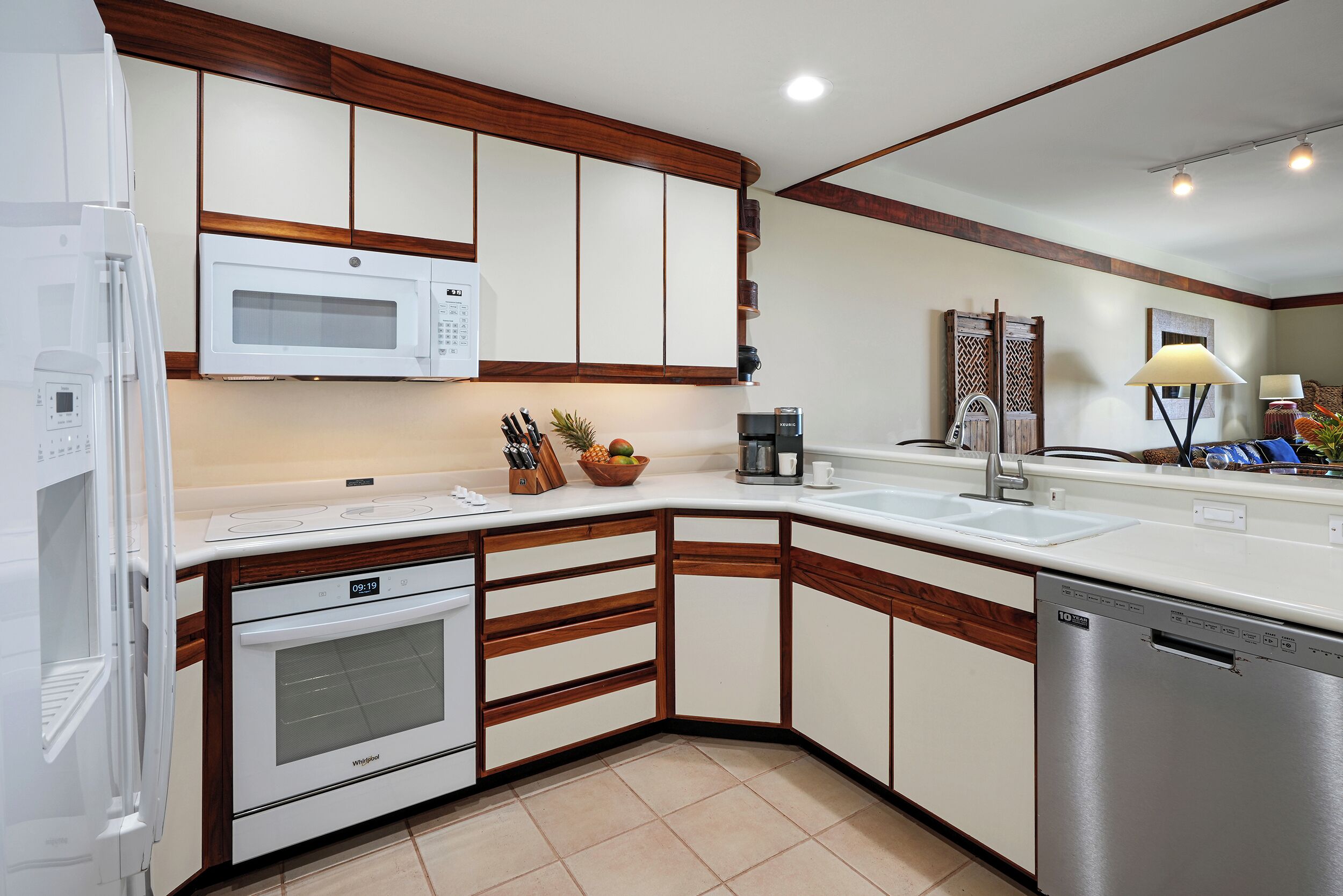 Coffee/tea maker, fridge, microwave, oven