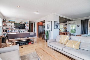 Een televisie, een stereo en een kantoor