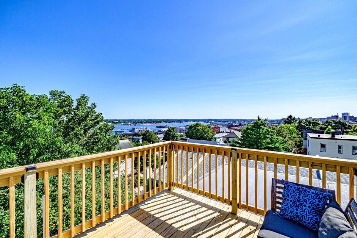 Spectacular Views & Comforts of Home in Portland s Most Desirable Neighborhood
