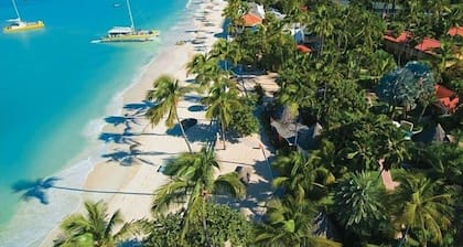 2 Bedroom Cottage with a/C Close to Beach & Town