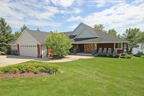 PRIVATE Luxury Lake Home with 5+ BR and Gourmet Kitchen-22 Foot Pontoon Included