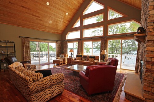 PRIVATE Luxury Lake Home with 5+ BR and Gourmet Kitchen-22 Foot Pontoon Included