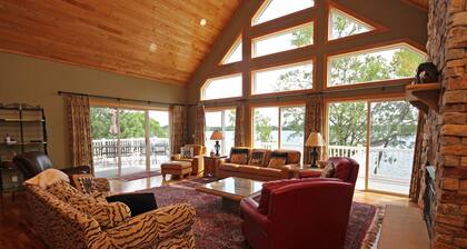 PRIVATE Luxury Lake Home with 5+ BR and Gourmet Kitchen-22 Foot Pontoon Included