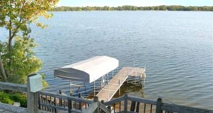 PRIVATE Luxury Lake Home with 5+ BR and Gourmet Kitchen-22 Foot Pontoon Included