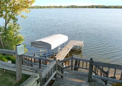 PRIVATE Luxury Lake Home with 5+ BR and Gourmet Kitchen-22 Foot Pontoon Included