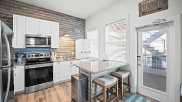 Frigorifero, microonde, forno, piano cottura