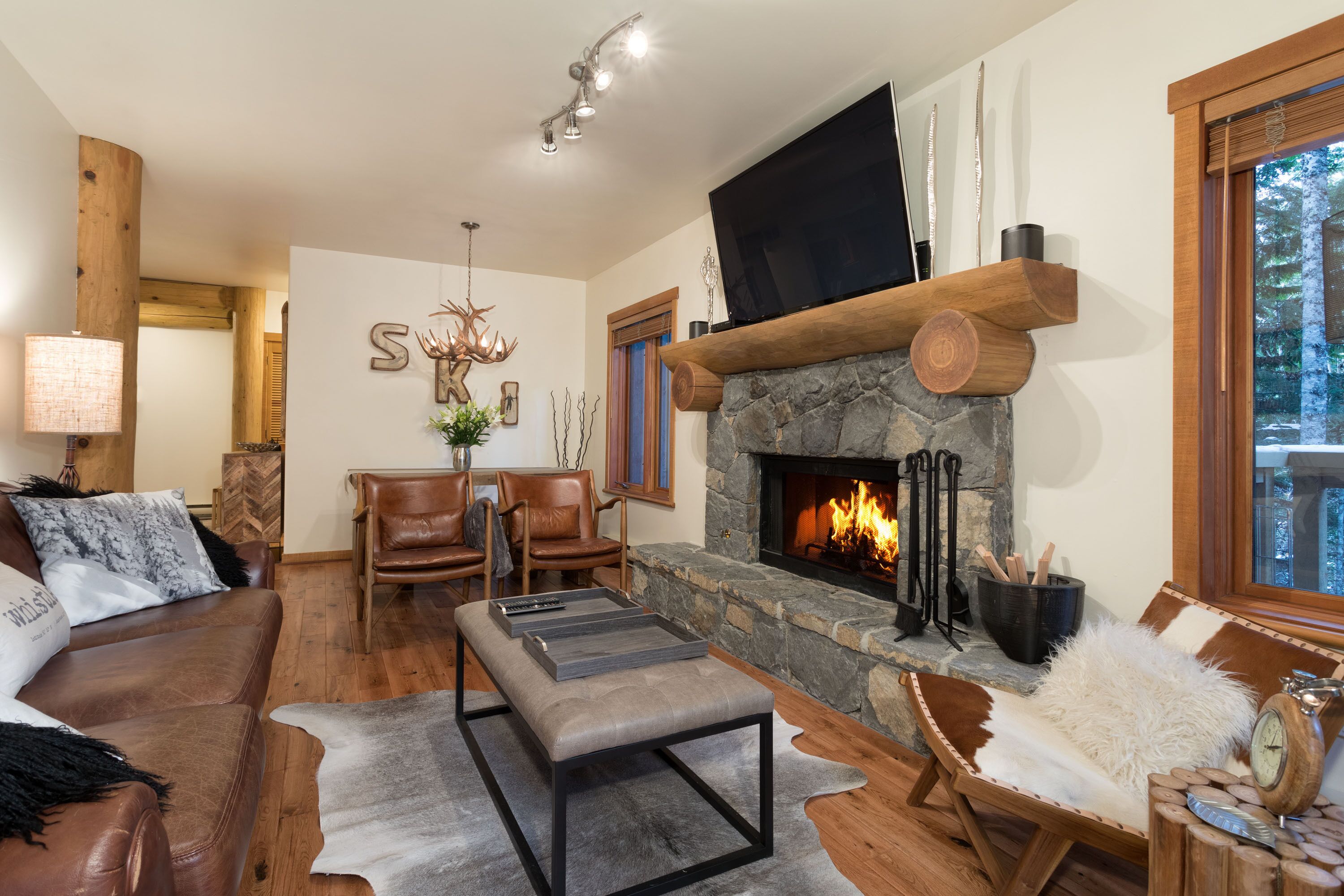Smart TV, fireplace, stereo
