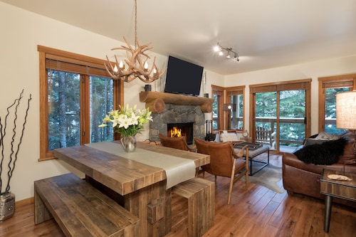 Whistler Creekside Luxurious Unit in Taluswood