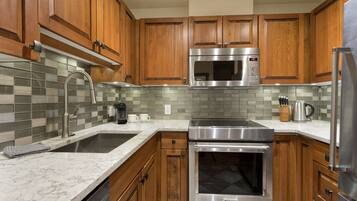 Réfrigérateur, four à micro-ondes, un four, surface de cuisson