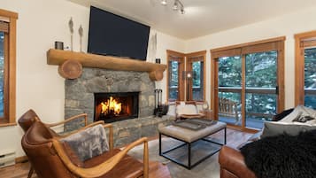 Smart TV, fireplace, stereo