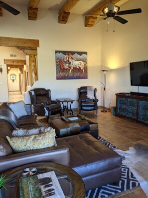 Smart TV, fireplace, video games, DVD player - Stunning Custom Home! (Las Cruces)
