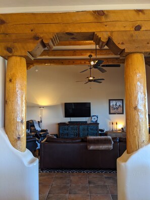 Smart TV, fireplace, video games, DVD player - Stunning Custom  Home! (Las Cruces)