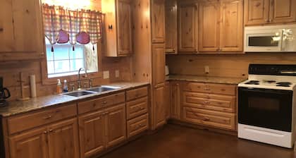 Cozy Lakeview Cabin! ¡Acceso a las playas de arena y a Cove protegido para atracar en barco!