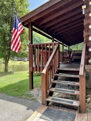 Property grounds - Fishing Pond, Wifi, Corn Hole, Easy Roads, Hot Tub, Fire Pit, Dog Friendly! (Sevierville)