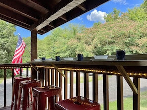 Outdoor dining - Fishing Pond, Wifi, Corn Hole, Easy Roads, Hot Tub, Fire Pit, Dog Friendly! (Sevierville)