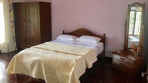Premium bedding, in-room safe, blackout curtains, soundproofing - white villa (Seeduwa - Katunayake)