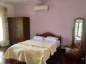Premium bedding, in-room safe, blackout drapes, soundproofing - white villa (Seeduwa - Katunayake)
