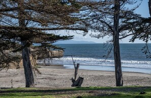 Beach nearby, sun loungers, beach towels