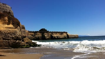 Una spiaggia nelle vicinanze, lettini da mare, teli da spiaggia