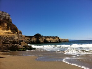 Beach nearby, sun-loungers, beach towels