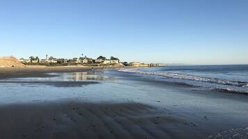 Beach nearby, sun loungers, beach towels