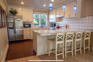 Kjøleskap, mikrobølgeovn, ovn og kokeplater