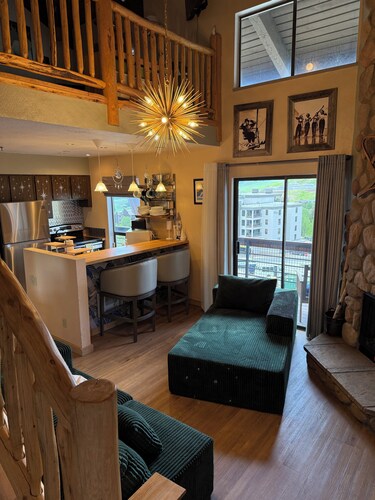 Come Experience SkiTopia-True Ski In/Out Condo Steps from the SilverQueen Lift
